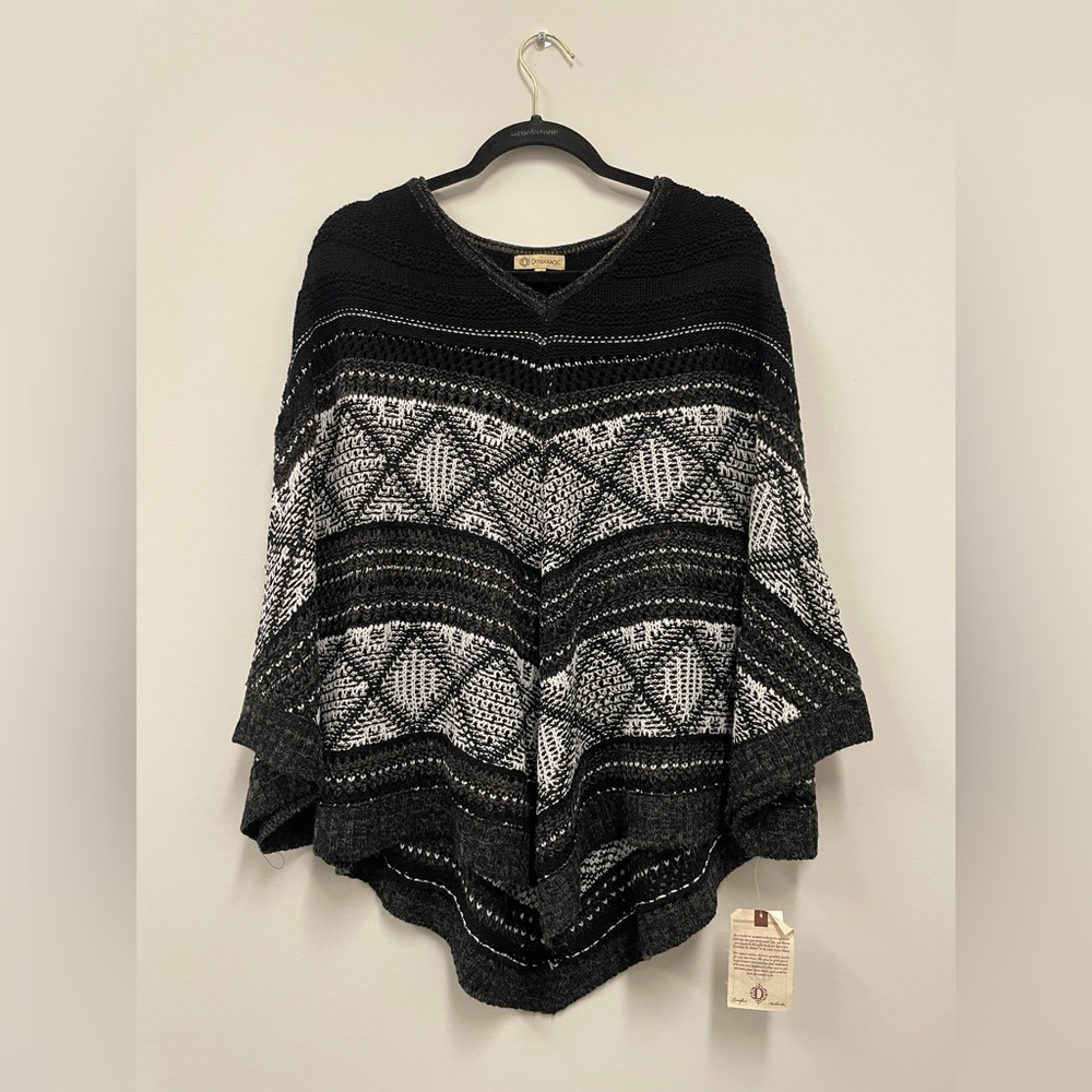 Democracy Women’s Poncho V-Neck Boho Print Pullover Sweater. Size -  Small